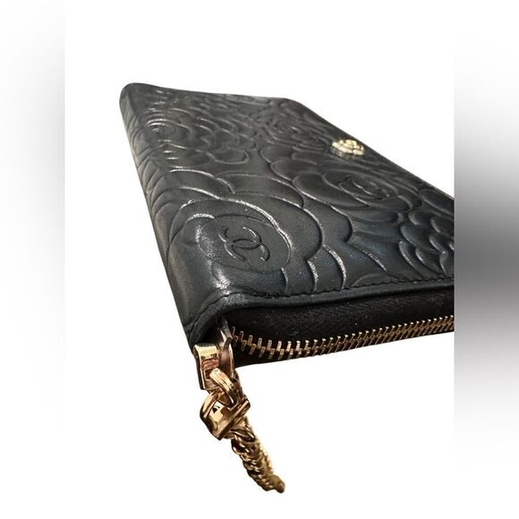 Chanel leather camellia clutch with golden camellia - Picture 14 of 15